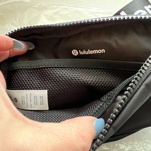 NWT Lululemon Everywhere Belt Bag Black/White Wordmark New - Picture 10 of 10